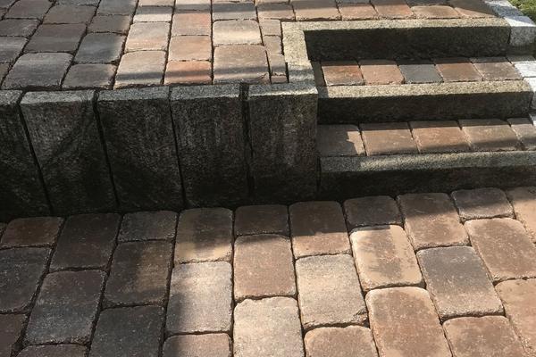 Pflasterweg mit Treppe