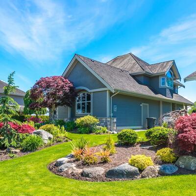 Haus mit großem professionell gestaltetem Garten