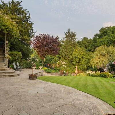 mit Naturstein gepflasterte Terrasse