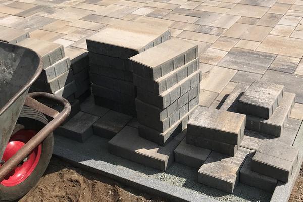 Pflasterarbeiten - Schubkarre