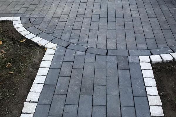 Pflasterarbeiten - dunkle Steine