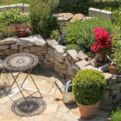 Terrasse und Beet aus Naturstein