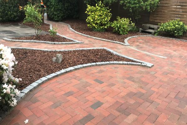 Pflasterarbeiten - rote Wege